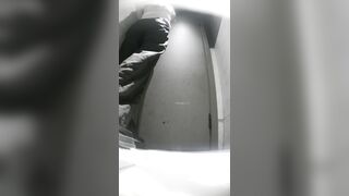 1月に流出した新たな映像には、桃色のお尻を持つセクシーな女性がDJに性的に興奮しながら排尿し、さらには腰をくねらせて踊っている様子が映って toilet (9)