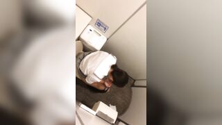 【JKおしっこ空爆①】制服JK達のおしっこ姿をがっつり上から撮影！スマホ撮影の緊張感が最高 voyeur jp 2 (2)