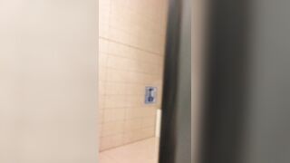 【JKおしっこ空爆①】制服JK達のおしっこ姿をがっつり上から撮影！スマホ撮影の緊張感が最高 voyeur jp 2 (2) 2