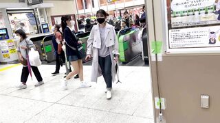 《04青空に浮かぶ鮮やかパンティー♡足元から狙ったムチムチ太もも＆最高プリケツローアングル》《バス死角でM字開脚盗撮》 voyeur jp 4