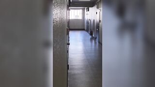 エスカレータースカートめくりでお尻おっぴろげ！　ねんいち55 voyeur jp 2