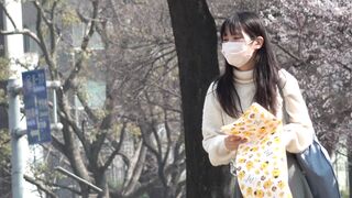 公園パンチラ５　GJ！ボールが転がってきて拾う際にガバっと大開脚 voyeur jp