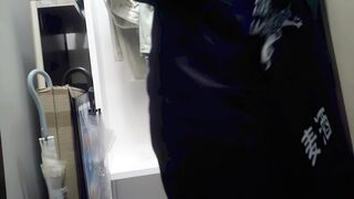 ★特別価格★【試着室着替え】 原宿系巨乳ギャルを隠し撮り ！！ドアの隙間からもＴバック尻が丸見え！！ voyeur jp (1)