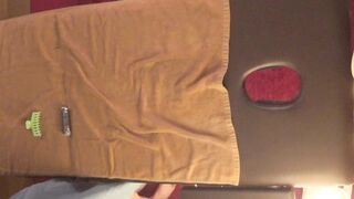 《個人撮影》同じ大学の同級生と付き合ってる清純な19歳のマッサージ嬢「ヤダ！抜いてぇ！」と叫びながら痙攣イキしまくりで彼氏より気 jav jvip 2 (1)