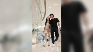 黄色いドレスを着た女性が、ボーイフレンドに視界から守られながらエスカレーターに乗っているのが目撃された。彼女はまた、露出度の高い緑色 ipcam 1