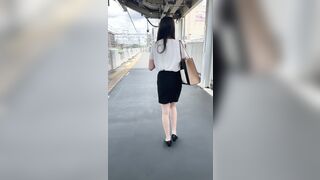 スマホに夢中な超絶美人OLさん、そんな見えることある! 4K動画][ドアップあり] voyeur jp