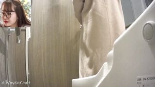 天使のような笑顔の美女。お肌もアソコもツルツルでした。【突撃！隣の女子トイレ㊳】 voyeur jp