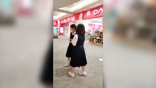 01 アイドルグッズの列に並ぶ制服娘 voyeur jp 1