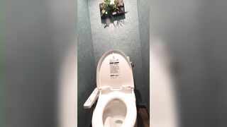 デパートのトイレでこっそりオナニーしちゃうJK⑱ jav jvip