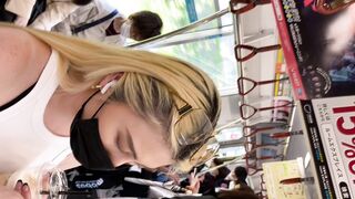 透き通るような色白ミニスカ女子大生 voyeur jp 4 2 (1)