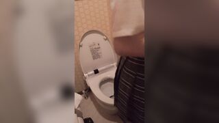 デパートのトイレでこっそりオナニーしちゃうJK jav jvip 1