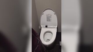 デパートのトイレでこっそりオナニーしちゃうJK jav jvip 2