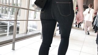 No.774-1 くびれからのデカ尻をスキニーデニムからフリフリ猛アピール中のお姉さん 【前編】 , ギャル尻パラダイス24★超セクシーな黒パンの voyeur jp 2 (3)