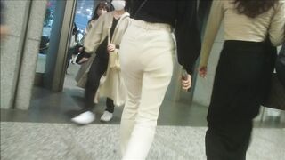 No.777 脚線美の見ごたえバッチリ ！スキニーデニムのスタイリッシュお姉さん , 美しすぎるエリートOLが朝からＴバックもろわかりのピタパン履 voyeur jp 1 (2)