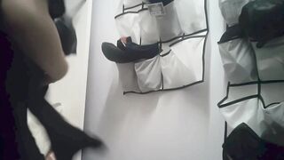 【ブラ外し有】ガチ盗〇！飲食店アル〇イトの着替えシーンをのぞき見してみませんかpart24 voyeur jp 5