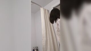 ホテルのシャワーでこっそりオナニーしちゃう J〇 voyeur jp 1