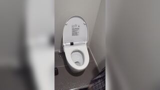 デパートのトイレでこっそりオナニーしちゃうJK jav jvip 13