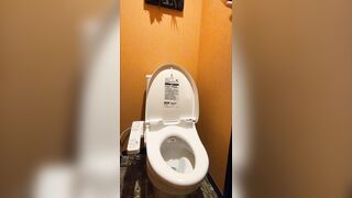 デパートのトイレでこっそりオナニーしちゃうJK jav jvip 15