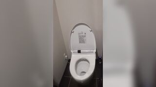 デパートのトイレでこっそりオナニーしちゃうJK jav jvip 17