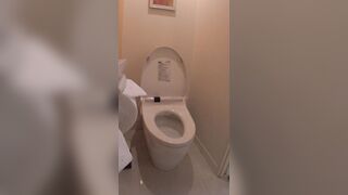 デパートのトイレでこっそりオナニーしちゃうJK jav jvip 20