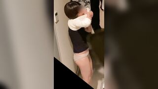 パイパン娘のお股は綺麗な一本筋 、クリをいじりオナニーか⁉。最後はビラごとイジりまわす voyeur jp 4