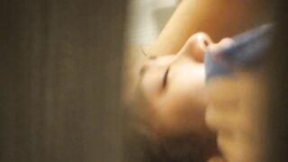 パイパン娘のお股は綺麗な一本筋 、クリをいじりオナニーか⁉。最後はビラごとイジりまわす voyeur jp 7