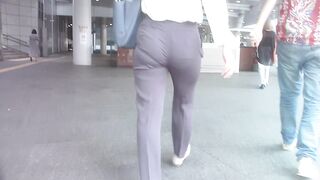 0013街撮りマジでワ○ピースナミ似桃尻短パンちゃん, 【熟女のお尻】ベージュパンツのお尻　50代のお母さんでかいケツ, ただでさえスカートが透けているのに、最後はまさかの (11)