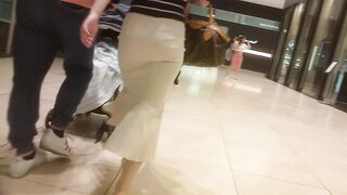 0013街撮りマジでワ○ピースナミ似桃尻短パンちゃん, 【熟女のお尻】ベージュパンツのお尻　50代のお母さんでかいケツ, ただでさえスカートが透けているのに、最後はまさかの (12)