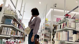 0013街撮りマジでワ○ピースナミ似桃尻短パンちゃん, 【熟女のお尻】ベージュパンツのお尻　50代のお母さんでかいケツ, ただでさえスカートが透けているのに、最後はまさかの (15)