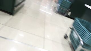 0013街撮りマジでワ○ピースナミ似桃尻短パンちゃん, 【熟女のお尻】ベージュパンツのお尻　50代のお母さんでかいケツ, ただでさえスカートが透けているのに、最後はまさかの (2)