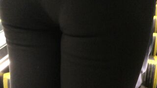 0013街撮りマジでワ○ピースナミ似桃尻短パンちゃん, 【熟女のお尻】ベージュパンツのお尻　50代のお母さんでかいケツ, ただでさえスカートが透けているのに、最後はまさかの (4)