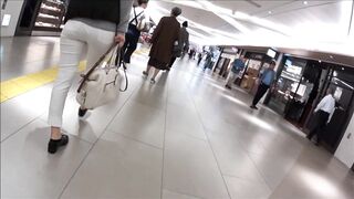 0013街撮りマジでワ○ピースナミ似桃尻短パンちゃん, 【熟女のお尻】ベージュパンツのお尻　50代のお母さんでかいケツ, ただでさえスカートが透けているのに、最後はまさかの (7)