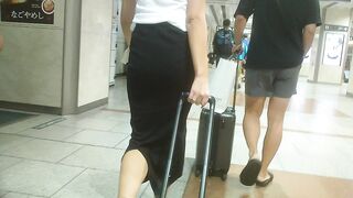 0013街撮りマジでワ○ピースナミ似桃尻短パンちゃん, 【熟女のお尻】ベージュパンツのお尻　50代のお母さんでかいケツ, ただでさえスカートが透けているのに、最後はまさかの (8)