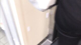 0013街撮りマジでワ○ピースナミ似桃尻短パンちゃん, 【熟女のお尻】ベージュパンツのお尻　50代のお母さんでかいケツ, ただでさえスカートが透けているのに、最後はまさかの