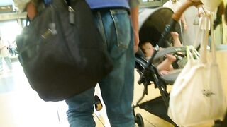 0013街撮りマジでワ○ピースナミ似桃尻短パンちゃん, 【熟女のお尻】ベージュパンツのお尻　50代のお母さんでかいケツ, ただでさえスカートが透けているのに、最後はまさかのずり (3)