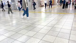 テーマパークで座る女子 voyeur jp 2