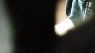 新しく流出しました❤️ 手持ちトイレカメラ、オリジナルの猫目スタイル、女子トイレでこっそり撮影、JKの短いスカートをはいた、毛のない白い陰部を voyeur jp