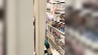 【ノーブラ揉みVOL.6】小柄なノーブラお姉さんお触り→個室侵入して豪快揉みしたら乳首イキしちゃいました voyeur jp