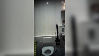 拘りの『ほぼ真下アングル』でピンク色の具を捉えました⑮【突撃！隣の女子トイレ】 voyeur jp