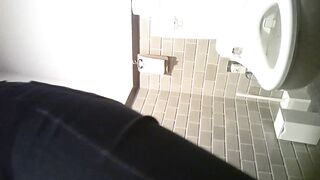 無修正【トイレ盗撮】スレンダーギャルの大量排尿．可愛い若妻の排便 voyeur jp 1