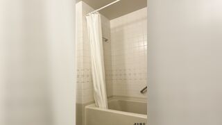 【男子乱入】 合宿中の美巨乳 JKがバスルームでこっそりオ○ニーしながらアヘ顔晒してるところに男子が乱入して voyeur jp 1