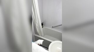 【男子乱入】 合宿中の美巨乳 JKがバスルームでこっそりオ○ニーしながらアヘ顔晒してるところに男子が乱入して voyeur jp 2