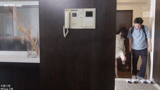 CJOD-493 My girlfriend's beautiful, squishy mom gave me a handjob with her huge breasts, and made me cum so hard I couldn't stand up JULIA Reducing Mosaic JAV