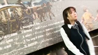 小さなおまんこに極太をねじ込まれ涙目なのにぐっしょり濡れて大洪水❤️自分の娘と同じ年の現役JKの新鮮10代まんこを執拗にクンニ  jav jvip 2