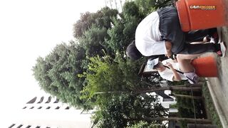 お嬢様の座りパンチラ, 【レア】座り白パン, グお嬢様のしゃがみ、座りパンチラのオムニバスです。 見られているのに気づかないから足が開いて生パ voyeur jp 3 (1)