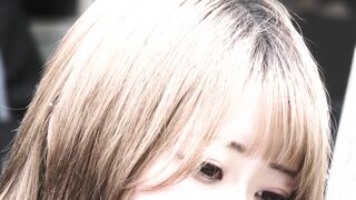 お嬢様の座りパンチラ, 【レア】座り白パン, グお嬢様のしゃがみ、座りパンチラのオムニバスです。 見られているのに気づかないから足が開いて生パ voyeur jp 1 (4)