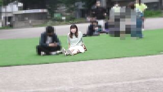 お嬢様の座りパンチラ, 【レア】座り白パン, グお嬢様のしゃがみ、座りパンチラのオムニバスです。 見られているのに気づかないから足が開いて生パ voyeur jp 2 (3)