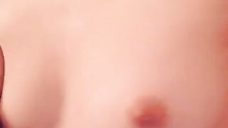 な女の子がお願いされてポーズとったらやっぱり見えちゃった jav 1 (9)