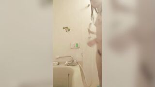 な女の子がお願いされてポーズとったらやっぱり見えちゃった jav 2 (7)