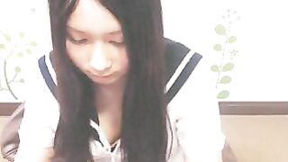 な女の子がお願いされてポーズとったらやっぱり見えちゃった jav 3 (1)